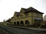 Gleisseite vom Epfangsgebude des Maulbronner Stadtbahnhahnhofs am 13.10.2010. Das DRK nutzt heutzutage das Gebude.