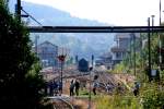 Blick von Norden in den Bahnhof Meiningen. In der Bildmitte steht noch 50 3610 mit dem Sonderzug der Historischen Eisenbahn Frankfurt, kurz nach dessen Ankunft zum Besuch im Dampflokwerk Meiningen. (Aufnahme vom 03.09.2011)