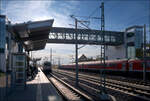 Im Gegenlicht - 

... der neue Bahnhof Merklingen - Schwäbisch Alb mit zwei IRE-Zügen.

03.2023 (M)