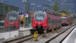 Nur wegen der Spiegelung habe ich hier auf den Auslöser gedrückt. 2442 213 steht im Bahnhof von Mittenwald und wartet auf neue Einsätze. Im Hintergrund steht noch eine 111er mit einer Wagengarnitur, dieser Zug wird erst am Abend als Verstärker die Tagesausflügler zurück nach München bringen. 10.10.2015