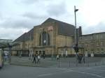 Hauptbahnhof Mnchengladbach Haupteingang.
In diesem Bahnhof verkehren nur!!! RE ,RB,S-Bahnen und im Bahnhof reger Gterverkehr ,vor dem Bahnhof ein schner bersichtlicher Bus-Bahnhof. 