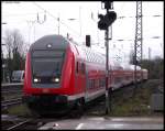 Ein RE2 Park bei der Einfahrt in den Mnchengladbacher Hbf mit einer 146.0 als Schublok.