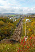 
Blick auf den ICE-Bahnhof Montabaur an der Schnellfahrstrecke Köln–Rhein/Main (KBS 472 bei Streckenkilometer 89) am 30.10.2017. Ich stehe hier über dem Eingang von dem  2.395 m langen Himmelbergtunnel. Die Gleise, in Fester Fahrbahn, werden planmäßig mit 300 km/h befahren.