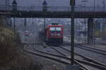 187 185 steht in Neckarelz auf Gleis 4 mit einem Frachtenzug aus Heilbronn. Anscheinend hatte der Tf seine Arbeitsstunden voll, denn gewöhnlich fährt der Zug am selben Tag noch nach Mannheim Rbf.10.12.2021