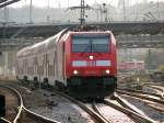 146224-1 mit IRE 4913 Karlsruhe-Stuttgart fhrt in Mhlacker Gleis 1 ein. Im Hintergrund abgestellte 140184-3 am 1.4.07