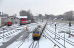 DB Schenker 247 048 wurde am 3. Januar 2017 im Mülhdorfer Bahnhof vom verglasten Fußgängersteg aus aufgenommen.
