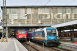 183 005 und 111 130 standen am 4. März 2019 abfahrbereit mit ihren Zügen in München Hbf.