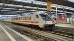 Ein wohl schadhafter IC-Steuerwagen, der eigentlich am IC 1299 als Wagen 5 hätte sein sollen, steht allein im Hbf zu München.