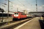 So bunt zeigte sich die DB noch 2001: E 111 185-5 mit einem Zug des Nahverkehrs in Mnchen Hbf.
4. Mai 2001  
