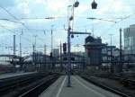 Impressionen vom Mnchner Hauptbahnhof: das Bahnhofsvorfeld mit Hackerbrcke und Stellwerk. 29.4.2011