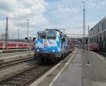 111 017-0 steht am 30. Juli 2012 abfahrbereit mit einem RE nach Salzburg Hbf im Mnchener Hbf.