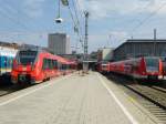 3 verschiedene Baureihen auf einem Bild:
Links steht 2442 214, in der Mitte 612 109 nach Kempten, rechts 423 059-5.

München Hbf, 12.04.14