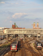 Mit der Frauenkirche und einigen Baukränen im Rücken verlassen 440 702/002-9 und 440 749/049-9 als RE 4086 (München Hbf - Passau Hbf) den Hauptbahnhof der Landeshauptstadt.
München Hbf, 11. August 2016