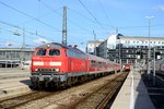 Langsam läuft die Zeit ab, möchte man noch  Bundesbahn-Klassiker  im Münchner HBF erleben. Am 28. August 2014 steht die 218 430 mit ihrer RB 27065 nach Mühldorf auf Gleis 9 des Holzkirchner Flügelbahnhofs zur Abfahrt bereit. Im Hintergrund steht die Ablöse in Form von 245 008 auf dem Nachbargleis zur Tf-Schulung. Die 218 430 - eine langjährige Lübeckerin - weist als Besonderheit die Elektro-Warnpfeile neben dem weißen Zierbalken auf.