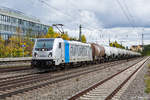 187 303 zog am 08.10.2017 einen Kesselzug am Münchner Heimeranplatz in Richtung Laim vorbei