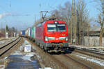 Vectron 193 351 der DB Cargo ist mit einem Zug des Kombiverkehrs auf dem Münchner Nordring Richtung Rosenheim (und weiter nach Italien) unterwegs. Im Bereich des Bahnhofs München-Daglfing wechselt der Zug auf das Gegengleis, um anschließend die  Truderinger Kurve  zu befahren. Damit erreicht er die Strecke nach Rosenheim, ohne in München Ost Rangierbahnhof die Richtung wechseln zu müssen. Dienstag, 25. Januar 2022, 13.20 Uhr 