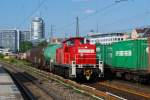 294 710-9 durchfhrt mit einem bergabezug am 10.08.2010 den Bahnhof Mnchen Ost.