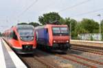 Am sonnigen Nachmittag des 5.7.2017 wartet 482 024 (91 85 4482 024-7 CH-SBBC) darauf, dass 643 571 (95 80 0643 571-2 D-DB) als RB63 aus dem Bahnhof Münster-Zentrum Nord ausfährt und die Strecke für den aus Rheine kommenden Kesselwagenzug freimacht. Beide Züge würden als ihren nächsten Bahnhof den Hauptbahnhof von Münster erreichen. 