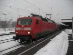 120 131 als Ic 2322 von Regensburg nach Kiel in Mnster Hbf. Wegen berfllung konnten in Mnster nur noch Reisende mit Reservierungen einsteigen. 22.12.2010