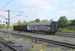 Diese vermutlich ausgesetzten Schadwagen standen am 24.08.2022 in Naumburg (S) Hbf.