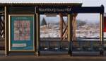 Werbung & Stationsschild vom HBF Naumburg(Saale),im Hintergrund sind die Holzsttzgerste fr die dem Rost zum Opfer fallenden Bahnhofsdachtrger des Bahnsteiges 4/5 zu sehen.27.11.2010