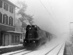 Mit einem Sonderzug am Haken kommt hier die 01 1102 als Probefahrt nach Heilbronn durch Neckargerach gefahren am nebeligen 12.12.1998 durchgefahren.