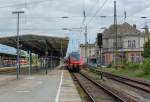 Abgestellter Talent 2 in Neubrandenburg zwischen Bahnsteig und Empfangsgebäude.