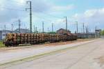 Mit Holz beladene Snps und Eas am ehemaligen Containerbahnhof in Neubrandenburg.