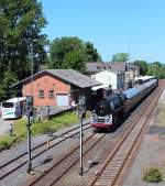 01 0509-8 und 52 8079-7 bei der Bereitstellung des Sonderzuges in Neuenmarkt-Wirsberg der wenig später die erste von drei Fahrten über die Schiefe Ebene nach Marktschorgast absolviert.  07.06.2014