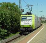 Am heißen Freitag kam Captrain 185 549-3 mit einen Güterzug durch Neuss gefahren.