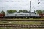 Die Captrain-Hybridlokomotive 159 102-3 ist gerade mit den in Neubrandenburg entladenen Güterwagen angekommen. (Neustrelitz, Mai 2021)