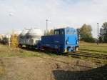 Die 312 286 der Warener Eisenbahnfreunde ist am 15.10.2008 mit Rangierarbeiten im Bahnhof Neustrelitz Sd beschftigt. Alle 2 Wochen kommt ein Zementzug nach Neustrelitz und wird im Sdbahnhof entladen. Am 15.10. wurden ein paar andere Wagen an die Ladestrae rangiert. Dies ist die einige planmige Nutzung des Bahnhofes.
