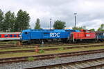 RAG (RDC) 251 007-1 und 363 180-1 stehen am Morgen des 30.05.2022 in Niebüll abgestellt.