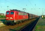 140 810 mit Gterzug Richtung Bremen am 20.04.1999 in Nienburg (Weser)