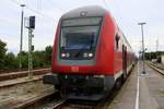 DBpbzfa mit 146 102-9 von DB Regio Nord als RE 4414 (RE1) von Hannover Hbf nach Norddeich Mole steht im Bahnhof Norddeich. Manche Masten haben schon bessere Tage gesehen. [27.7.2017 - 15:14 Uhr]