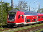 Ein Dosto Steuerwagen steht als RE 1 abfahrtsbereit im Bahnhof Norddeich. In kürze wird er ins wenige Meter entfernte Norddeich Mole rangieren. Aufgenommen im Mai 2018.