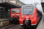 143 298-8 trifft am 28.12.2017 mit der S2 von Feucht nach Schwabach im Nürnberger Hauptbahnhof auf 442 745-6 als S3 nach Neumarkt(Oberpf).