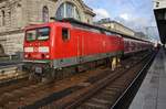 143 215-2 steht am 28.12.2017 mit der S2 von Feucht nach Schwabach im Nürnberger Hauptbahnhof.