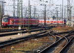 Während jahrzehntelang das Schienennetz ausgedünnt wurde, wurde das Oberleitungsnetz verdichtet, so scheint die Teleaufnahme, Blickrichtung Norden Nürnberg Hbf. Nur ein  kurzer Moment blieb die zwei Züge passend zu positionieren. 20.01.2019