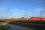 DB Regio mit den Elektrolokomotiven 101 001-6 am vorderen und 101 117-0 am hinteren Ende des Zuges.