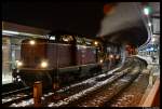 Zurck vom Winterdampf auf der Schiefen Ebene (zwischen Neuenmarkt-Wirsberg und Marktschorgast) rangierte in Nrnberg Hbf die V100 1041 der NeSa (Eisenbahn-Betriebsgesellschaft Neckar-Schwarzwald-Alb mbH) an den Zug der 01 1066 von den UEF (Ulmer Eisenbahn-Freunde). (am 12. Feb. 2012)