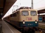 110 195 in alter Farbgebung wartet am 15.03.03 in Nrnberg Hbf. auf Abfahrt als RE 21121 nach Augsburg.