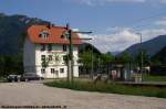 Am Bahnhof Oberammergau gibt es noch eines der Gleise, das von der Strae am weitesten entfernte. Das brige Areal ist mit Supermrkten verbaut. Man kommt also gewissermaen im Hinterhof an, um ber den Dienstboteneingang den Ort zu betreten. Ob das der dortigen Tourismuswirtschaft recht sein kann? Oder lebt man dort vom Bustourismus? Wahrscheinlich. Anfang Juli 2010 kHds