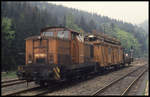 346758 stand am 6.5.1993 um 12.48 Uhr mit einem kurzen Bauzug im Bahnhof Oberhof.