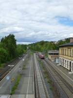 Hier sieht man den Bahnhof Oberkotzau von oben.
Inmitten diesem steht 612 056, 21.Mai 2013.
