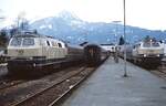 Zwei ehemalige Gasturbinenlokomotiven der DB treffen sich im April 1982 in Oberstdorf: Links die 218 907-4 und rechts die 218 904-1. Die Loks wurden am 14.01.1971 bzw. 03.12.1970 beim Bw Kempten als 210 007-1 bzw. 004-8 in Dienst gestellt und am 08.02.1980 bzw. 08.07.1981 umgezeichnet. Beide beendeten ihren Dienst beim Bw Braunschweig (218 907-4 z-Stellung 31.12.2003, a 29.11.2005, 218 904-1 z-Stellung 23.12.2003, a 30.11.2005).