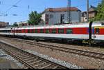 Blick auf einen Speisewagen der Gattung  WRm  (61 85 88-94 108-7 CH-SBB) der SBB, der im EC 7 (Linie 30) von Hamburg-Altona nach Interlaken Ost (CH) mit Zuglok 101 098-2 eingereiht ist und den Bahnhof Offenburg auf Gleis 1 durchfährt.
[13.7.2018 | 12:24 Uhr]