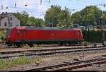 Blick auf 145 041-0 DB mit Güterwagen, die den Bahnhof Offenburg in südlicher Richtung durchfährt.