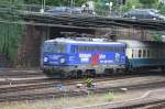 1042 520-5 beschriftet mit 40 Jahre Eisenbahn Kurier fhrt in den Offenburger Bahnhof ein. 26.06.2007