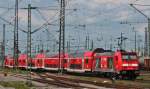 Am 05.07.2013 fuhr die neue Freiburger Werbelok 146 236-5  Schwarzwaldbahn-Erlebnispfard  mit einem RE aus Kreuzlingen nach Karlsruhe aus dem Bahnhof von Offenburg gen Norden raus.